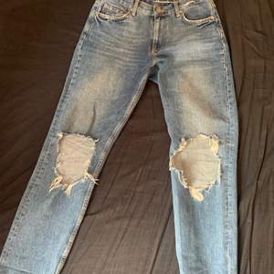 Jeans från BikBok i storlek S💗köpta för ett bra tag sen (typ 2019) och är väl använda, däremot i bra skick💗har målat ett ”rinnande” chanelmärke på ena bakfickan för att ge dem en lite coolare look (bild 2)💗skriv för fler bilder och frågor💗köparen står för frakten