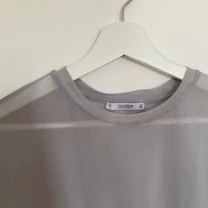 Genomskinlig t-shirt - Genomskinlig t-shirt i ljusblå/ljusgrå. Köpt på Pull & Bear✨