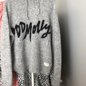 Stickad Odd Molly tröja  - Hej!, Nu säljer jag min fina stickade Odd Molly tröja!💕 Den har luva och en söt rosett nere vid armen. Köpte den för 1500kr. Säljer till det bästa budet!💕 Kontakta mig för frågor & mer bilder!💕