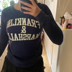 Franklin Marshall sweatshirt strl S  - Bokstäverna på tröjan är en aning slitna men inte jätte mycket annars är allting i bra skick. Betalar ej frakten.