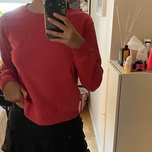 NA-KD enfärgad röd sweatshirt strl M - Enfärgad röd sweatshirt som är använd bara några få gånger och är därför i väldigt bra skick. Betalar inte frakten. ❤️