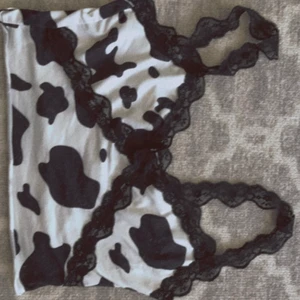 Ko mönster topp - En topp som har ko mönster på sig & spetts!<3  50+ 12kr frakt =  62kr totalt!❣️🐄