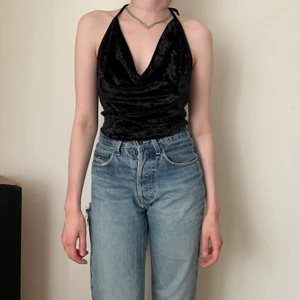 Sammet croptop🖤  - Jättefin knytblus i sammet från Emmaus, passar många storlekar 🖤❤️🖤