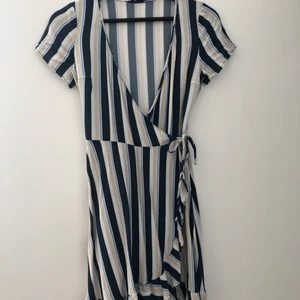 Klänning  - Klänning från hollister i nyskick! Storlek XS. 