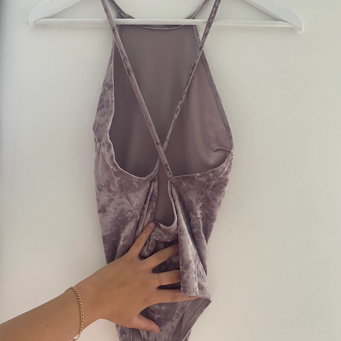 Lila body med korsad rygg - 90