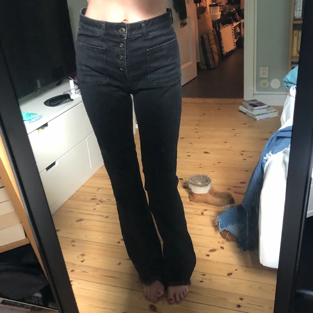 Ett par snygga jeans från Zara. Dom är väldigt snygga och bekväma. Storlek 40, jag är 175 cm lång och brukar ha 34-36 i jeans och dessa är för stora.. Jeans & Byxor.