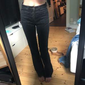 Ett par snygga jeans från Zara. Dom är väldigt snygga och bekväma. Storlek 40, jag är 175 cm lång och brukar ha 34-36 i jeans och dessa är för stora.