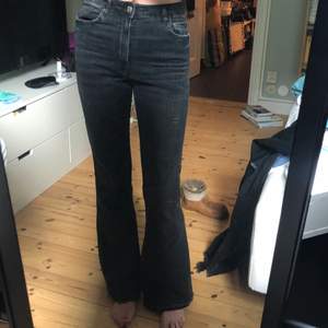 Snygga mörkgråa jeans från zara. Dom är i storlek 40 och är super bekväma samt snygga. Jag är 175 cm och brukar ha 34-36 i jeans, dessa är dock i stretch men lite stora.