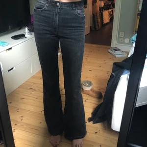 Jeans  - Snygga mörkgråa jeans från zara. Dom är i storlek 40 och är super bekväma samt snygga. Jag är 175 cm och brukar ha 34-36 i jeans, dessa är dock i stretch men lite stora.