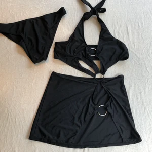 Tankini/Baddräkt  - Superfin Tankini med fina detaljer och knytning. Endast testad, säljer pga inte min stil. Storlek L men passar allt mellan S-L. Köparen står för frakten. 