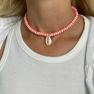 Sommarhalsband - Handgjort halsband i en rosa kombination. Färgerna är starkare i verkligheten. Förslutning bak med lås och tre ringöglor för justering.💞💘💕💗💛🧡 Skapat 5 st! ENDAST ETT KVAR