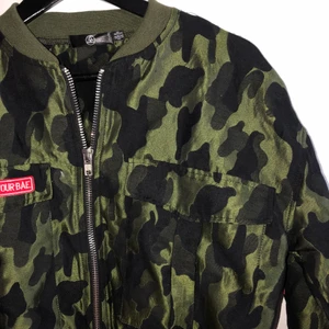 Kamouflage bomberjacka  - Bomberjacka i kamouflage från Missguided! Aldrig använd! Lite tjockare i materialet!!☘️💚