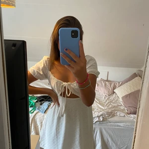 Klänning - Säljer nu min jättesöta klänning ifrån hm, då den inte kommer till användning längre. Klänningen har endast använts 1 gång och är i nyskick. 