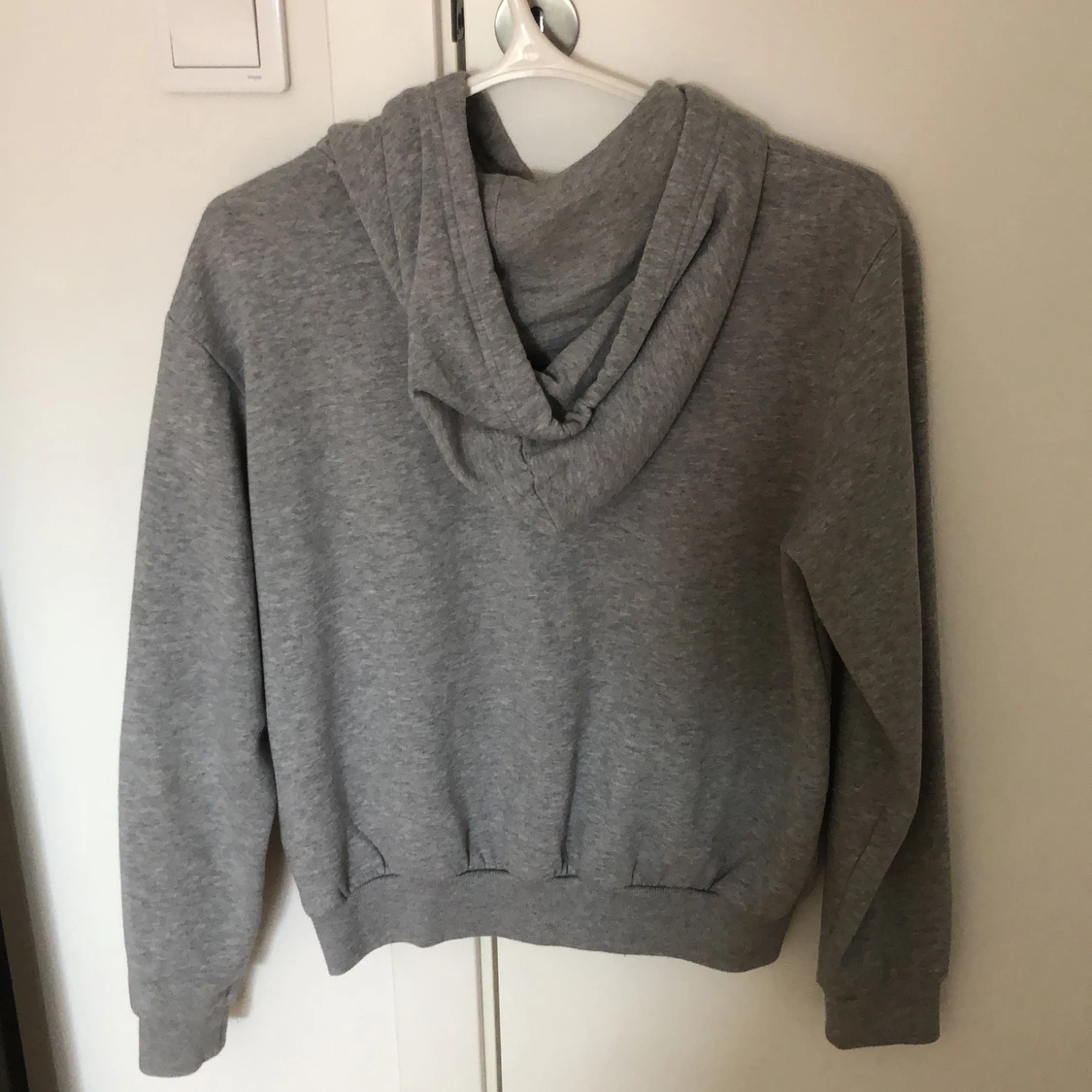 Mörkgrå hoodie från HM - 90