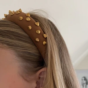 Nit diadem  - Ett as ballt diadem med nitar på. Brun orange färg.❤️ kan även byta