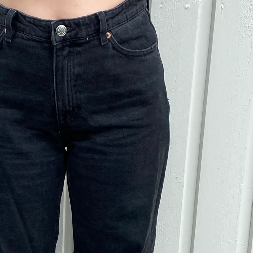 Säljer dessa trendiga jeans i modellen Yoko från monki då dom är för stora för mig. Jag är 163 cm och byxorna är i strl 29☺️. Jeans & Byxor.