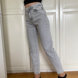Gråa Jeans från GinaTricot - Helt nya, aldrig använda jeans från Gina tricot. Köpare står för frakt.💕💓💞💖💘
