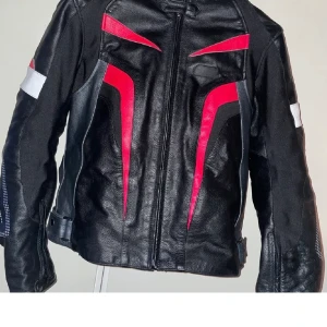 Mc ställ - Storlek L på jackan och XL på byxorna. Använda 3 gånger.