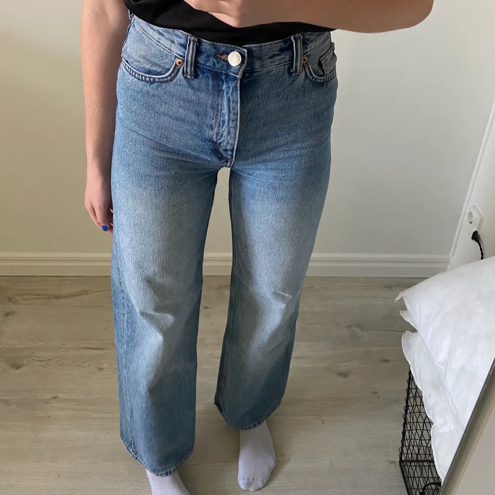 Säljer dessa blåa utsvängda jeans från monki i modellen Yoko. Jag är 173 cm lång så de är perfekt längd för mig. Men om du skulle var kortare kan man själv klippa bort ex 1 dm och samtidigt få en snygg slitning ner till. Jag säljer dessa jeans för de är för små för mig💓💓. Jeans & Byxor.