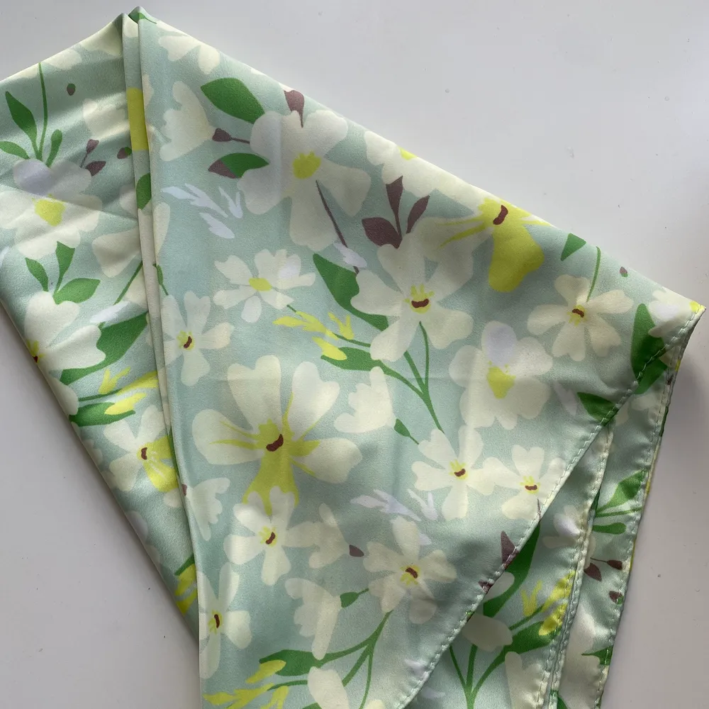 Grön blommig silkes sjal som jag använt i håret, är jätte fint men har alldeles för många✨. Övrigt.