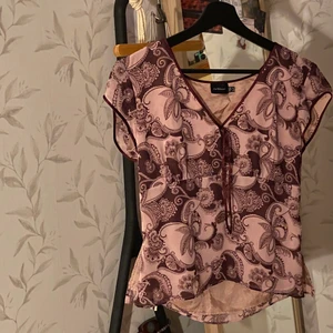 jättefin blus<3 - Säljer en jättefin blus som tyvärr är förliten för mig:( köpt second hand!! Det blir budgivning om flera är intresserade<3 