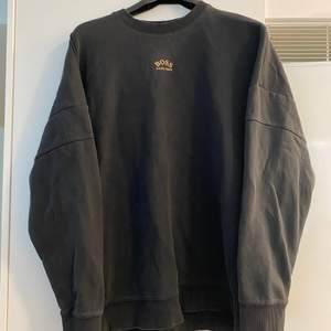 Säljer en svart Hugo Boss sweatshirt med guldig text, är i storlek small men sitter som medium. Köpt på Johnells i Nyköping, kvitto finns tyvärr inte kvar men QR-kod på tröjan finns som bevisar tröjans äkthet. Pris går att diskutera vid snabb affär.
