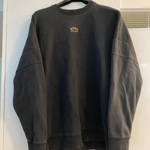 Hugo Boss sweatshirt - Säljer en svart Hugo Boss sweatshirt med guldig text, är i storlek small men sitter som medium. Köpt på Johnells i Nyköping, kvitto finns tyvärr inte kvar men QR-kod på tröjan finns som bevisar tröjans äkthet. Pris går att diskutera vid snabb affär.