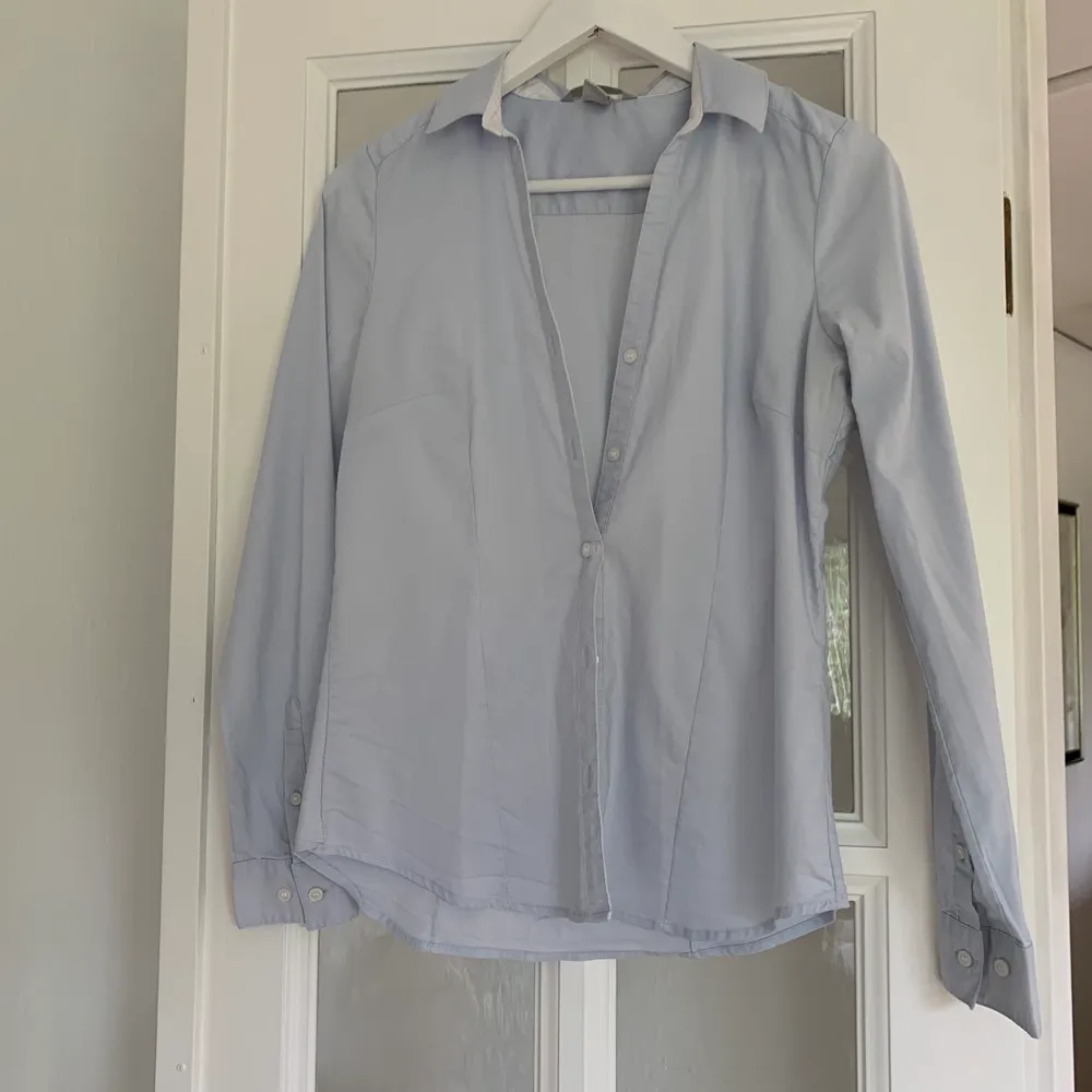 En blå enkel skjorta som alltid är bra att ha i garderoben. Denna är för liten så hann inte använda den, därav i bra skick och fräsch. . Skjortor.