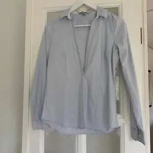 En blå enkel skjorta som alltid är bra att ha i garderoben. Denna är för liten så hann inte använda den, därav i bra skick och fräsch. 