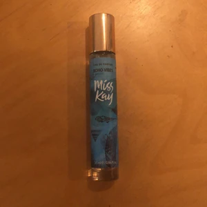 Parfym miss kay - Säljer en oanvänd parfym (bara testats) som inte passade mig!💜🕺🏾miss Jay, Boho vibes 25 ml