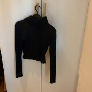 Jag säljer en jättefin svart tröja från Gina Tricot! Den är i nyskick använd ca 1-2 ggr. Köpare står för frakt🥰
