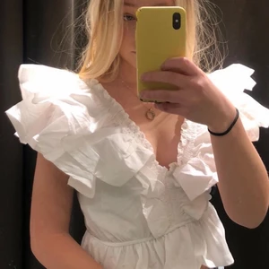 Topp från Zara - Säljer denna vita topp/blus från Zara som är så himla unik och snygg. Den är sparsamt använd och i NYSKICK! Ett riktigt STATEMENT PIECE!!😍 köpte den i april för 400 kr och den är helt SLUTSÅLD nu♥️♥️♥️ den passar året om till fest/finare tillställning men också i skolan för att få folk att tappa hakan🤩