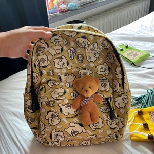 Väska - En helt okej stor väska som får plats med ganska mycket saker! Björnen som man ser hänger på väskan följer med. 50+ frakt 