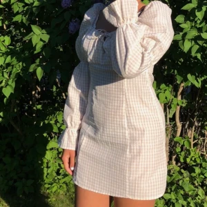 klänning  - jag säljer denna jätte fina klänning ifrån h&m, tycker den är för stor för mig så andvänder den inte så ofta därav att jag säljer den, nypris 199kr (mitt pris 100kr + frakt) vid snabb affär kan jag gå ner till 80kr + frakt