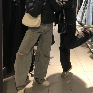 Grå jeans  - Intressekoll på mina asballa jeans. Använda ett fåtal gånger. Säljer bara med bra bud! Startar vid 200kr FRakten ingår inte 