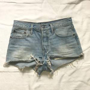 Superfina jeansshorts från levis med perfekt passform. Tyvärr har de blivit för små för mig. Välanvända men fortfarande fint skick 😊