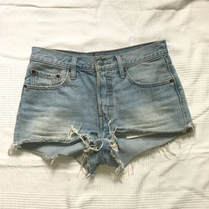 Levis shorts - Superfina jeansshorts från levis med perfekt passform. Tyvärr har de blivit för små för mig. Välanvända men fortfarande fint skick 😊