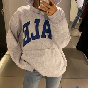 Hoodie - Säljer denhär jättefina hoodien! Använd någon gång men i nyskick!