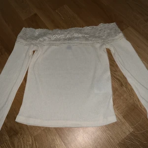 Fin spets tröja  - Säljer pga ja inte använder den längre, inga skador eller så på den (ingen fläck där uppe eller så vet ej Vf de såg ut som de)