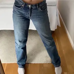 Säljer dessa supersnygga zara jeans i midrise eftersom de blivit förstora! Jeansen har inga defekter💞 första bilden är lånad, kom privat för fler bilder!