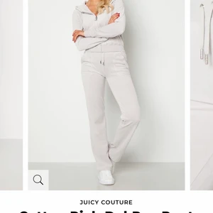 Juicy couture sett - Färgen är quiet grey, jag tror inte den färgen säljs längre för hittar den inte längre på hemsidan men jag köpte de från juicycouture.se. Det är i fint skick, kanske 3-4 månader gammalt. Bilden är lånad men skriv till mig om ni vill ha bilder på hur de ser ut och hur det sitter. Skulle även kunna tänka mej att byta med någon mot ljusblått eller svart!   Tröjan är strl xs och byxorna xxs. Dom är stora i storleken så skulle säga att de motsvarar vanlig xs/s