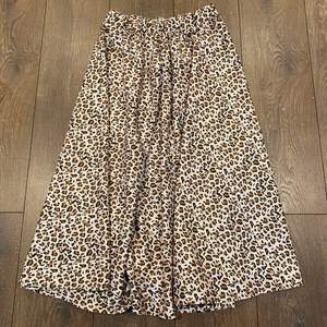 Super fin leopardmönstrad kjol, aldrig använd
