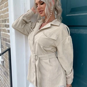 Beige kappa  - Fin kappa som endast är använd 1-2 ggr!🤍 Den rättvisa färgen på kappan är bilden i mitten, den är alltså mer åt det rosa-beiga hållet 💗 Flärparna på axlarna är borttagna. Märket är Eilly Bazar från shein 🤍