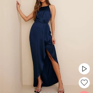 Marinblå balklänning - Marinblå balklänning från Nelly                                                Storlek 38                                                                             Helt oanvänd, alla lappar sitter kvar                                             Nypris 799kr