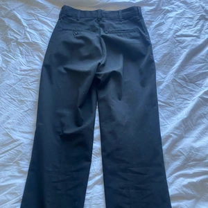 Kostymbyxor - Svarta kostymbyxor från second hand😍😍 rak passform och långa i benen! Storlek 30! Jag är 175 och har vanligtvis 38/M i byxor! 🤪 Köpare står för frakt (66 kronor)