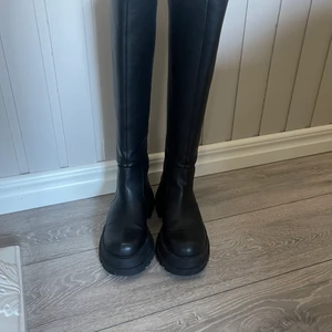 Läderstövlar med plattform  - Jättesnygga läderstövlar från Zara, chunky sula. Säljer pga att den är för små! Därav inte använda 