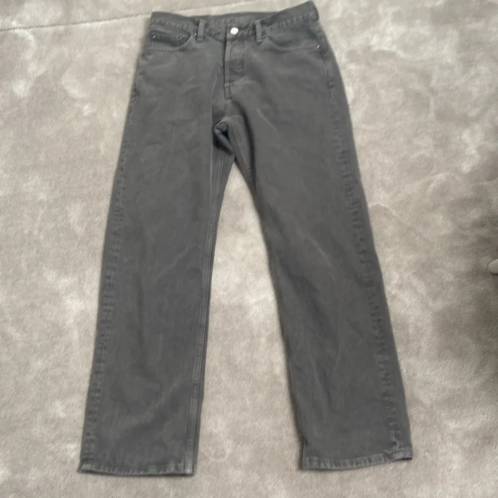 Ett par gråa space jeans. Jag har använt dom en gång och säljer dom pga förstora. Köpare står för frakt 66kr 📦. Jeans & Byxor.