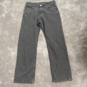 Ett par gråa space jeans. Jag har använt dom en gång och säljer dom pga förstora. Köpare står för frakt 66kr 📦