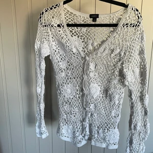 Virkad kofta  - En superfin virkad kofta med klädda knappar. Knappt använd. Köparen står för frakten 