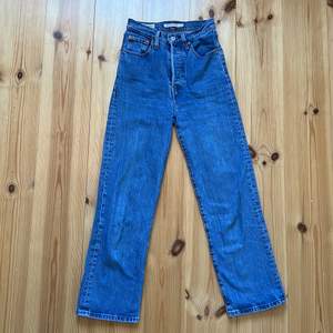 Otroligt fina Levi’s jeans i bra skick! Högmidjad kortare modell i storlek 24 